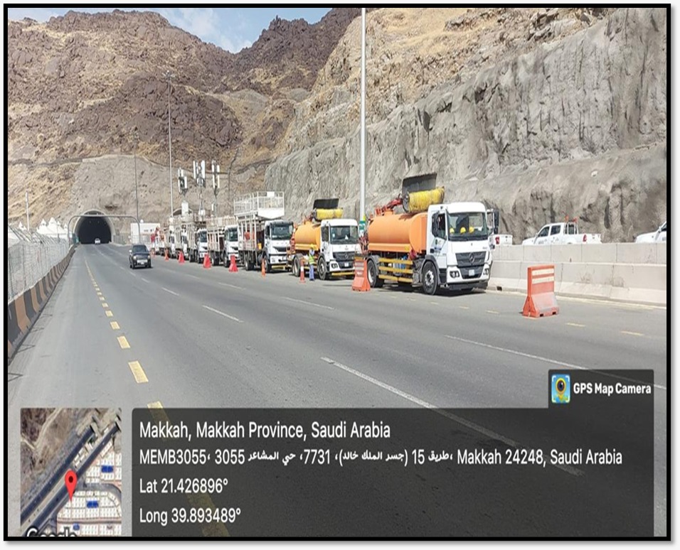 أسطول شاحنات ومعدات ثقيلة على طريق في مكة المكرمة